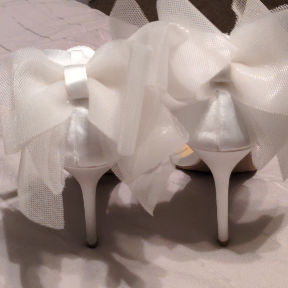White heels with bow